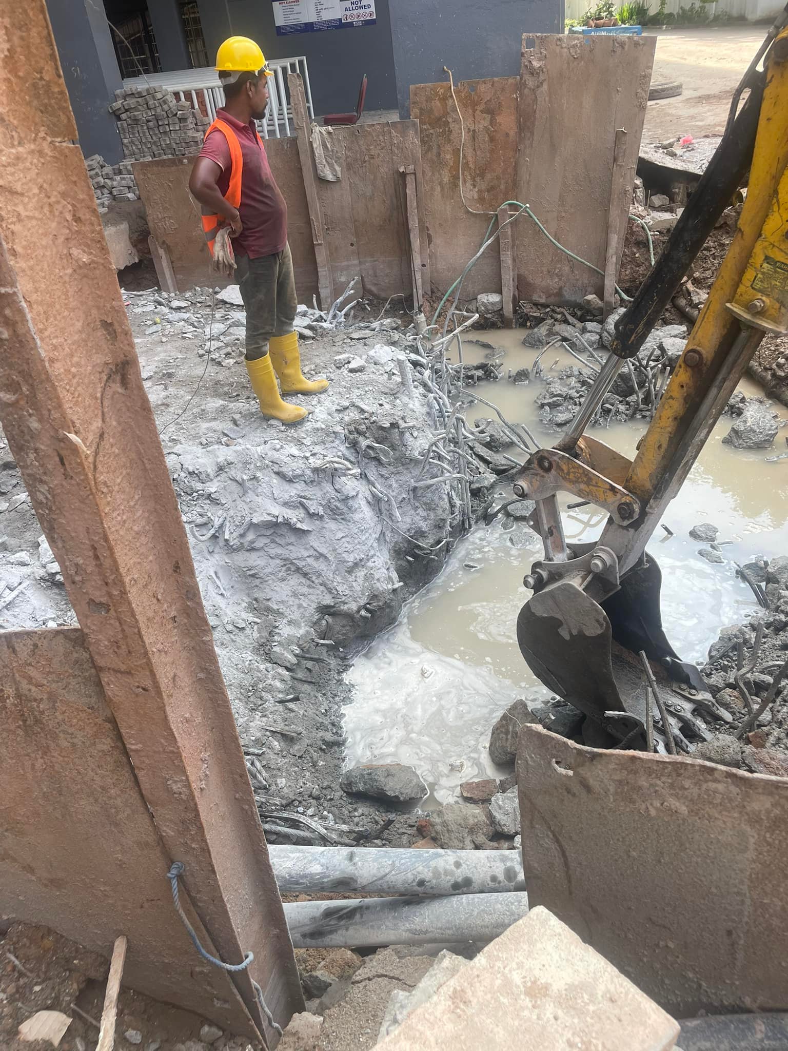 Other image 202510/concrete-demolishing-service-polgahawela-in-colombo-wedabima-5e91e616a6.jpg